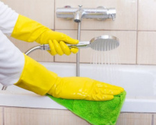 Як швидко очистити поверхні у ванній від мильних плям та вапняного нальоту – поради