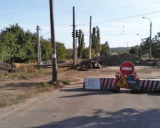 В Кривом Роге начался ремонт трамвайного переезда: перекрыто движение транспорта (ФОТО)