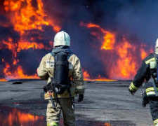 Пожарные Кривого Рога боролись с огнем на складе горюче-смазочных материалов
