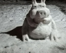 В тренде – символ года: в Кривом Роге вместо снежных баб лепят снежных хрюшек (фотофакт)