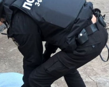 У Кривому Розі поліцейські затримали чоловіка, який посеред білого дня вдерся у приватний будинок (фото)