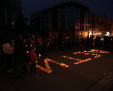 Криворіжці вшанували пам’ять маріупольців, які загинули внаслідок російського теракту у Драмтеатрі