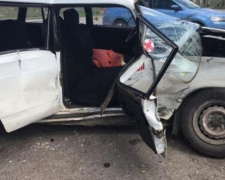 В Кривом Роге столкнулись сразу три автомобиля, пострадали медики