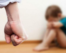 Бил ремнем и бросил на пол: на Днепропетровщине мужчина понесет наказание за избиение ребенка