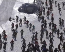 Сотни велосипедистов упали с &quot;Адской горы&quot; (ВИДЕО)