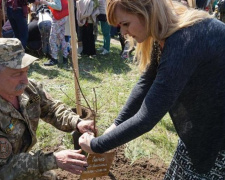 Жители Кривого Рога высадили дубы на Хортице (ФОТО)