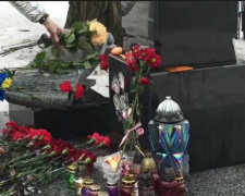 В память о Кузьме Скрябине криворожане организовали автопробег и зажгли лампадки на месте трагедии