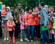 Файер-шоу и концерт: в одном из поселков Криворожского района впервые отметили День рождения (ФОТО)