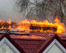 В Кривом Роге рано утром пламя охватило крышу здания с офисными помещениями