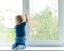 За чотири місяці 2023 року на Дніпропетровщині з вікон випало 6 дітей: подробиці