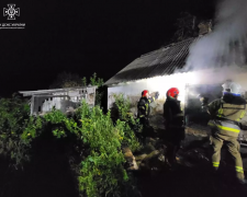 На Криворіжжі горів приватний будинок: рятувальники виявили чоловіка без ознак життя