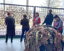 Немає маленької допомоги, внесок кожного веде до перемоги: мешканці Широківської громади плетуть маскувальні сітки