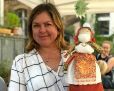  Мистецтво з тканини: у Кривому Розі відкрили виставку весільних ляльок – мотанок