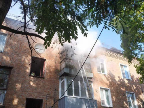 Пожар в Кривом Роге: загорелась квартира, женщина с детьми выбежала на улицу (ФОТО)