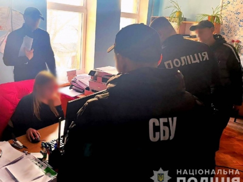 На Дніпропетровщині викрили співробітницю виконавчої служби: закрила карну справу за хабар