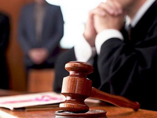 За брошенный в судью стул, адвокат из Кривого Рога может сесть на 3 года