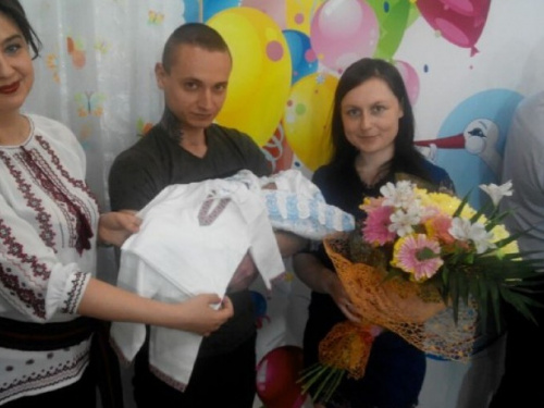 "Українець з колиски": сегодня в Кривом Роге новорожденным вручили вышиванки (ФОТО)