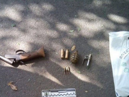 Полицейские в Кривом Роге задержали мужчину с арсеналом оружия (ФОТО)