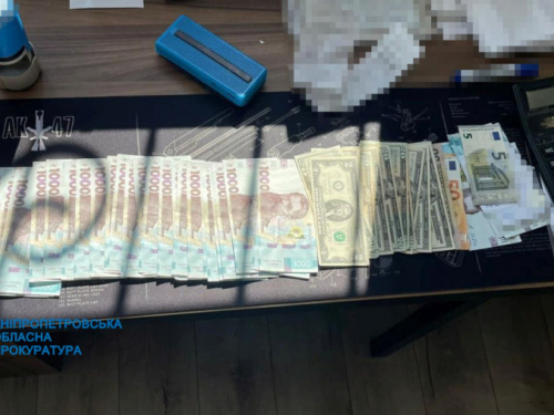 Назбирала три мільйони гривень хабарів: на Дніпропетровщини заарештували експосадовицю Держпроспоживслужби