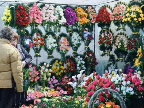 Криворожан очень просят не нести в поминальные дни на кладбища пластиковые венки и цветы