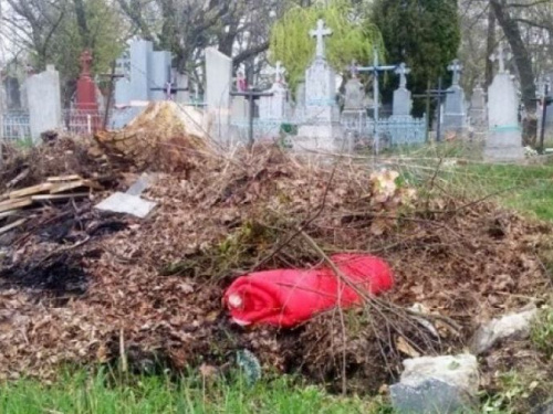 В Кривом Роге началась генеральная уборка на кладбищах - нужно успеть до 5 мая