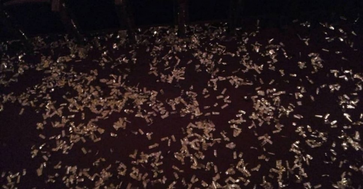 Театральное свинство: в Кривом Роге после концерта народной артистки зал превратился в мусорную свалку (фото)