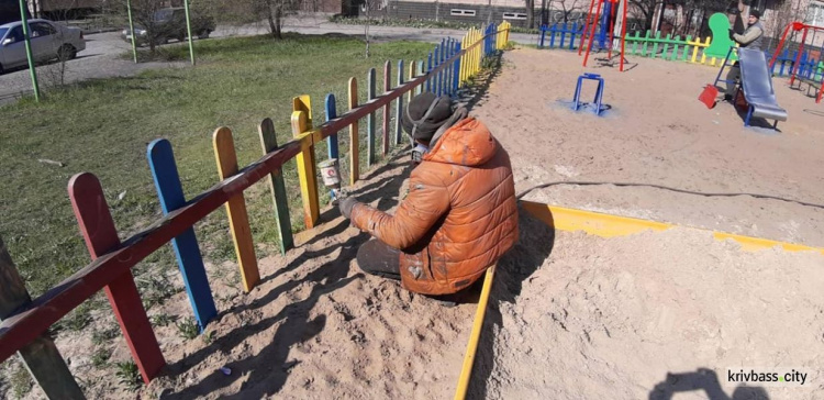 В Ингулецком районе Кривого Рога принялись ремонтировать детские площадки