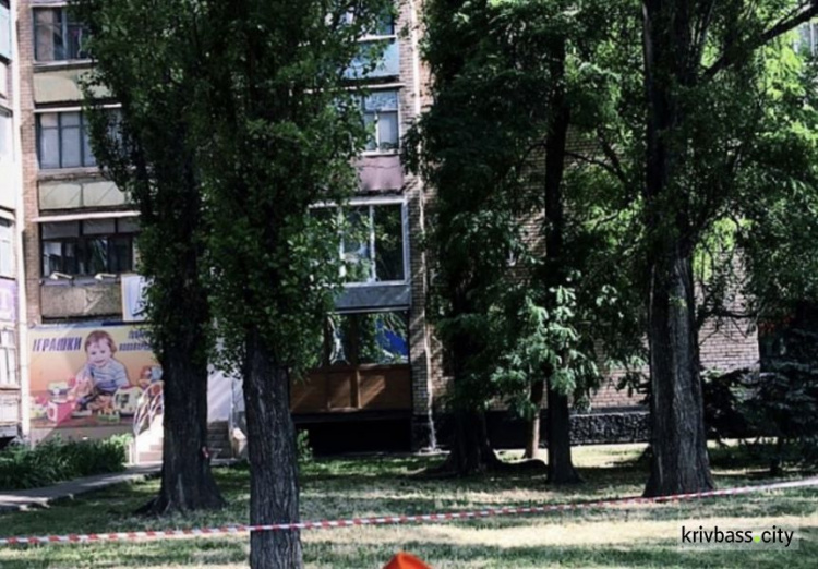 На проспекте Гагарина нашли коробку с проводами, к которой приклеили телефон