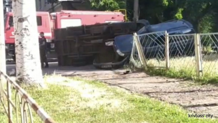 В Покровском районе столкнулись легковушка и грузовик: обе машины перевернулись