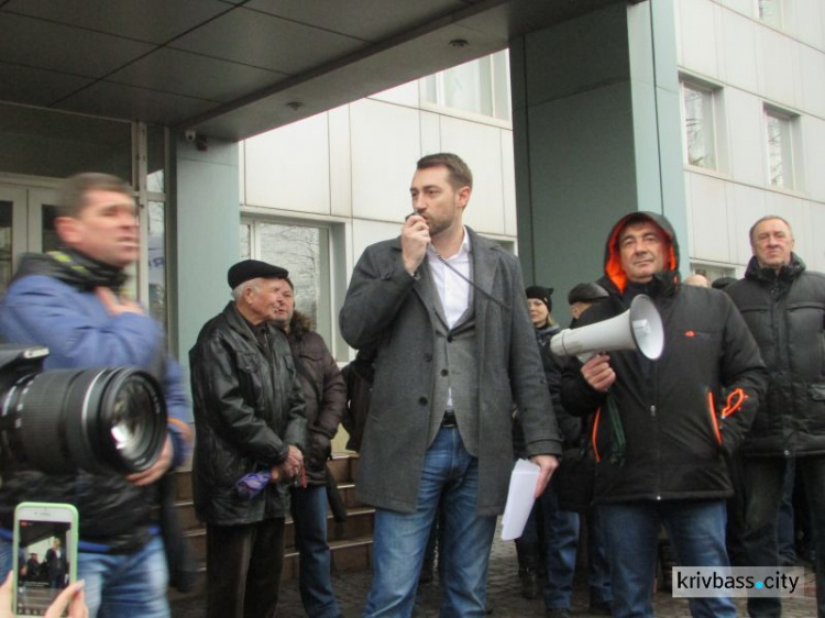 Крики, возмущения и переживания: в Кривом Роге митинговали сотрудники Кривбасспромводоснабжения