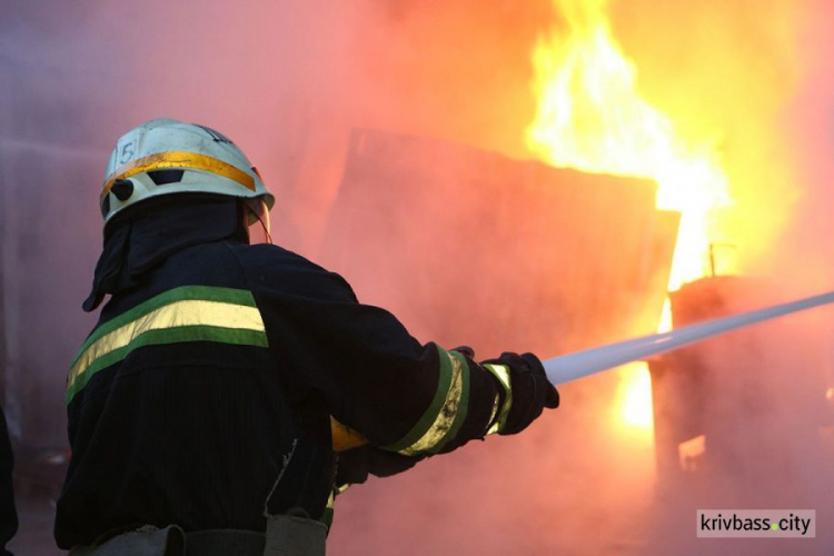 Рятувальники продовжують гасити пожежу у Новомосковському районі, що сталася через ракетну атаку