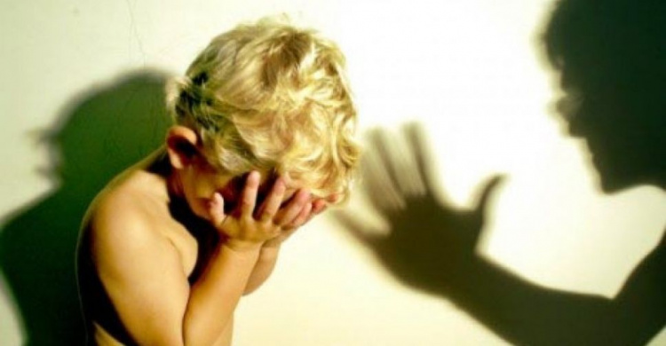 В Кривом Роге мать издевается над малолетними детьми: соседи бьют тревогу (видео)