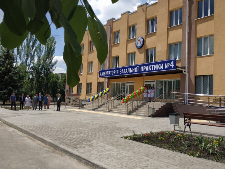 Аптека, детский уголок и booking зона: в Кривом Роге отремонтировали амбулаторию (фото)