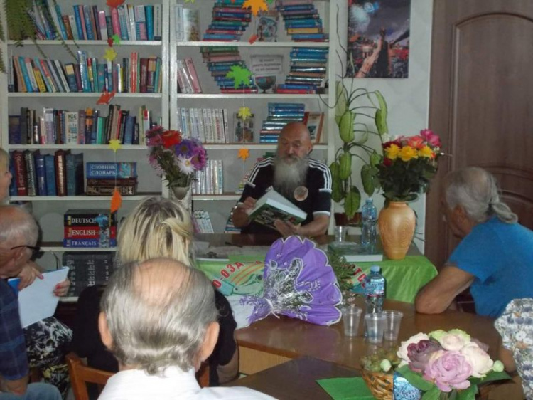 В Широком прошла культурная встреча: журналист и поэт презентовал свою книгу-поклонения перед людьми, которые заслужили уважение (фото)
