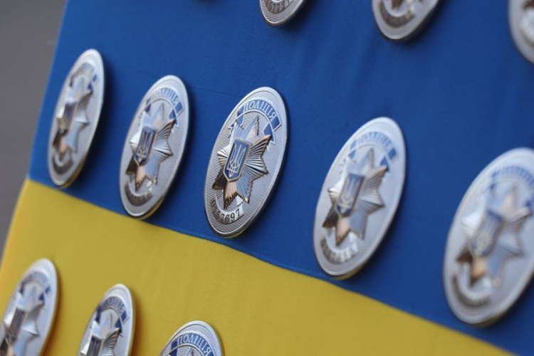 В Кривом Роге курсанты приняли присягу и получили жетоны на площади перед театром им.Т.Шевченко (фото)