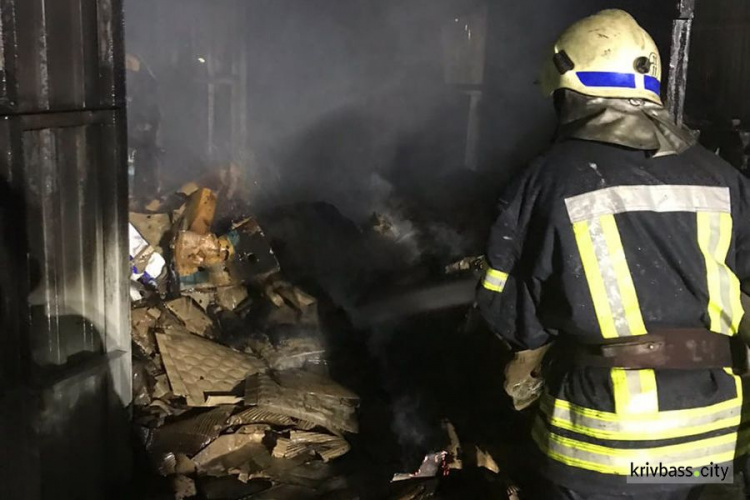 Уничтожены продукты и товар: на Макулане ночью загорелся склад супермаркета
