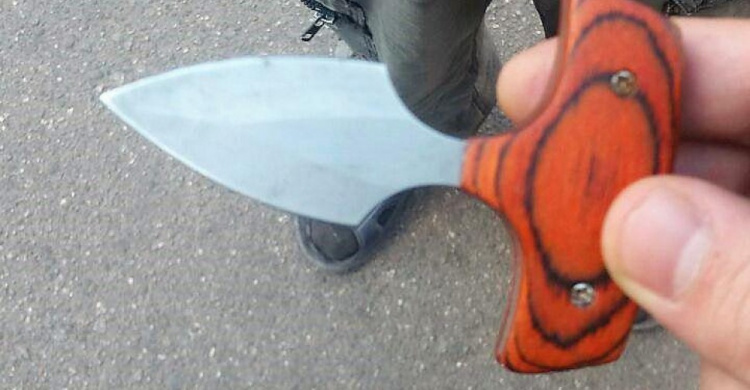 В Кривом Роге патрульные задержали мужчину с ножом (ФОТО)