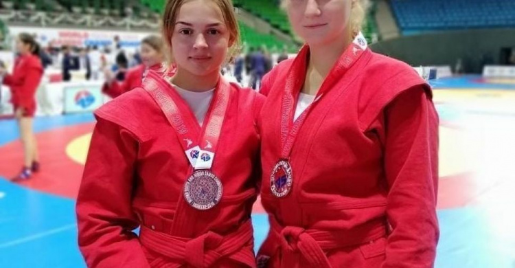 Криворожанки завоевали "серебро" на молодежном чемпионате по самбо