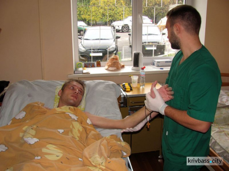 Из реанимации в палату: здоровье раненного в Кривом Роге Вячеслава Волка восстанавливается