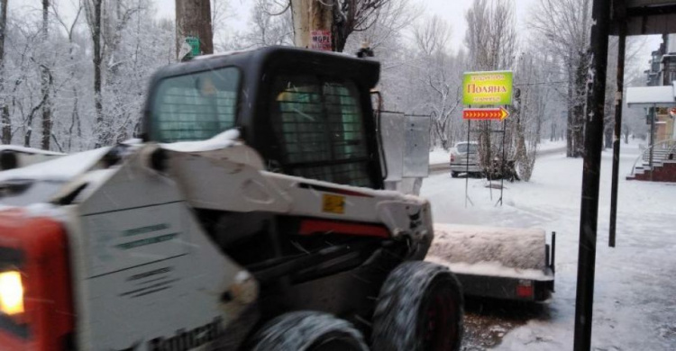 Розчищати замети на дорогах Дніпропетровщини виїхали більше 120 машин