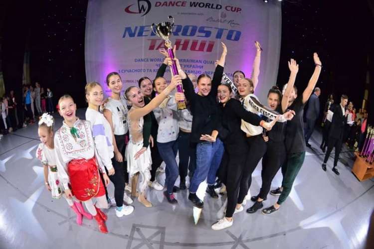 Криворожский танцевальный колектив вернулся с победой с чемпионата Украины по современному и классическому танцу (фото)