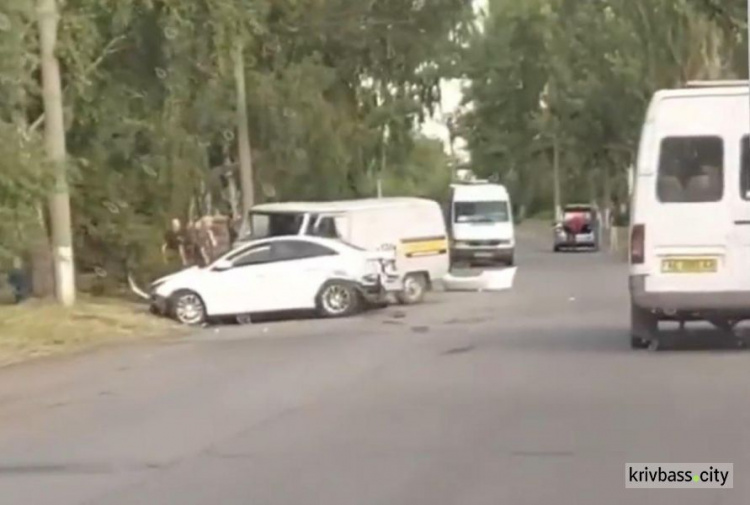 На Даманском столкнулись 4 автомобиля: пострадали 7 человек