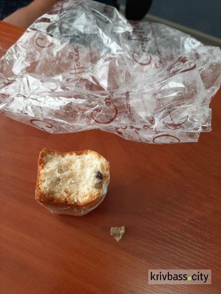 Едва не сломал зуб: житель Кривого Рога нашёл в хлебе кусок стекла