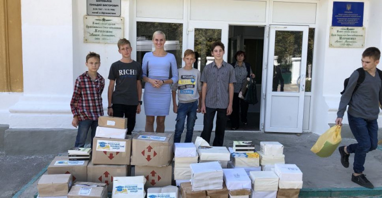 Мешканка Кривого Рогу відвезла дітям прифронтової зони понад 4 тисячі книжок