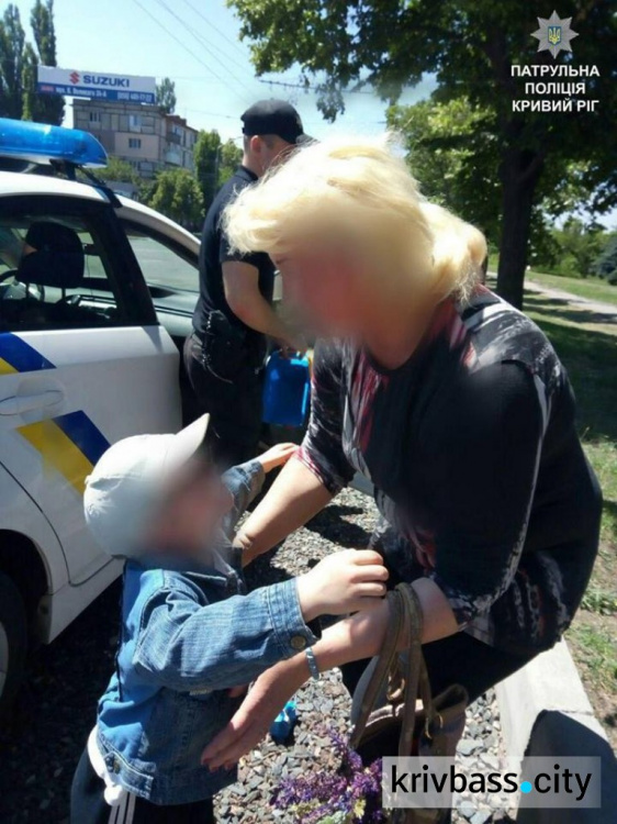 Патрульные Кривого Рога вернули матери малыша, который потерялся в парке (ФОТО)