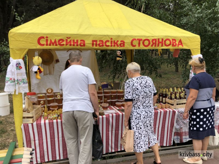 В парке имени Гагарина стартовала 10-я медовая ярмарка