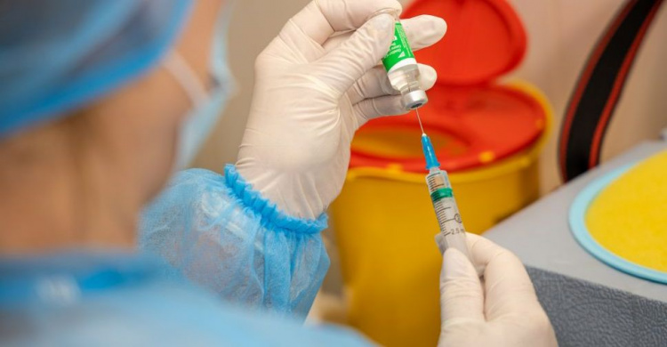 У Кривому Розі від коронавірусу вакцинували майже 3 000 медиків