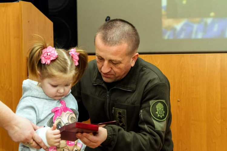 На Дніпропетровщині нагородили сім’ї загиблих військовослужбовців