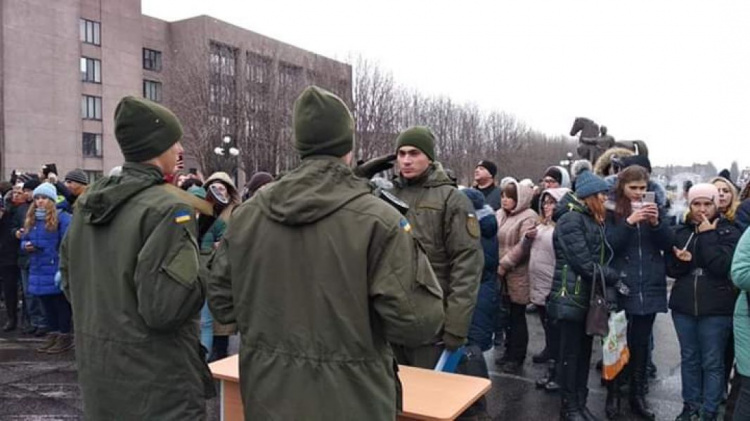 В Кривом Роге гвардейцы приняли присягу на площади возле постамента Казаку Рогу (фото)