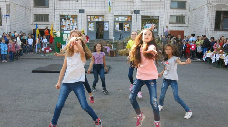 Благотворительная ярмарка: в Кривом Роге ребята одной из школ собирали деньги на лечение 4-летней девочки ( фото)